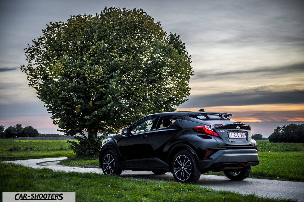 Toyota C HR – rear three-quarter, black on a country road