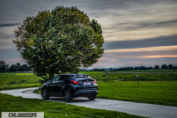 Toyota C HR – rear three-quarter, black on a country road