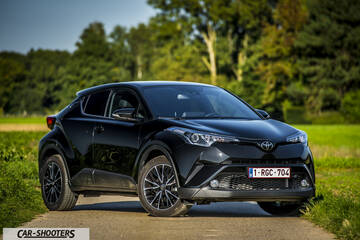 Toyota C HR – front three-quarter, black on a country road