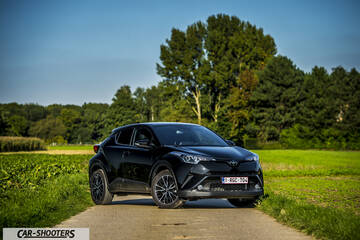 Toyota C HR – front three-quarter, black on a country road