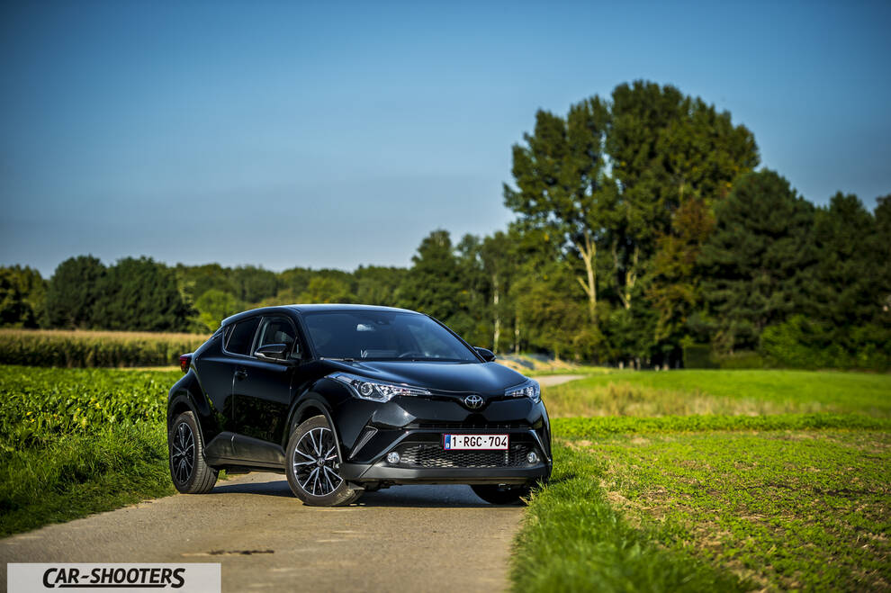 Toyota C HR – front three-quarter, black on a rural road