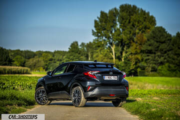 Toyota C HR – rear three-quarter, black on a country road