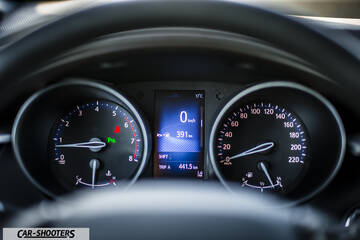 Toyota C HR – dashboard, analog instrument cluster with central display