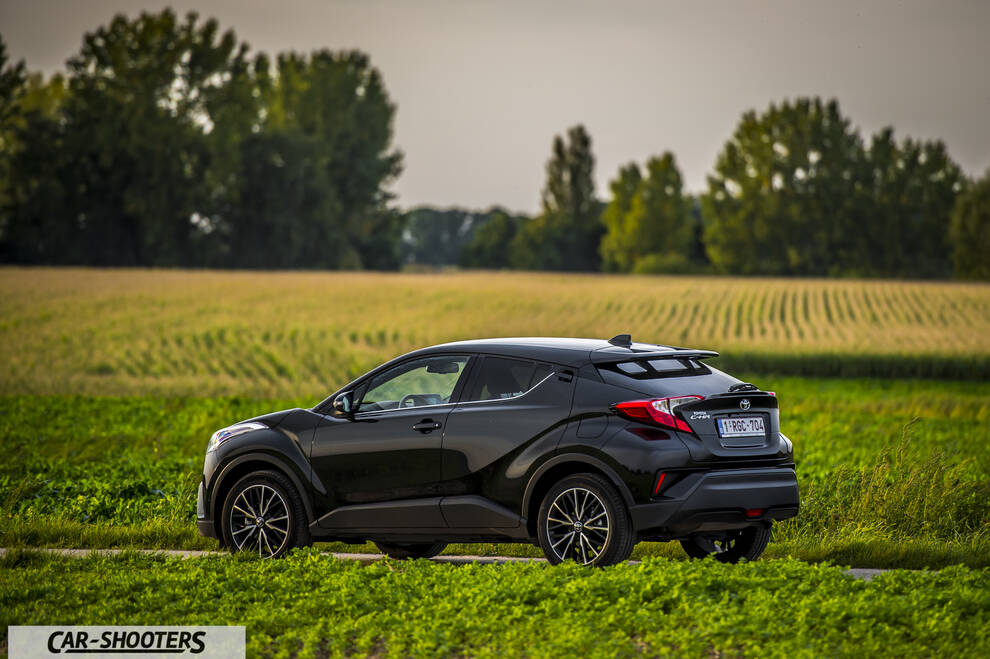 Toyota C HR – rear three-quarter, black on a country road