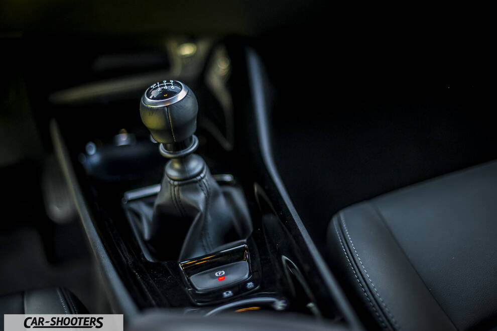 Toyota C HR – interior, manual gear shifter close-up