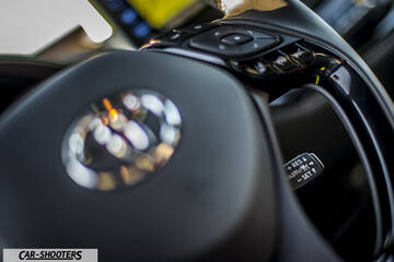 Toyota C HR – dashboard, steering wheel close-up