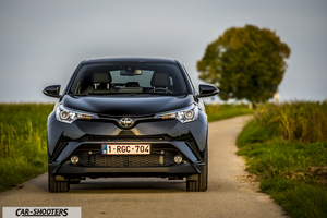 Toyota C HR – front three-quarter, dark blue on a country road