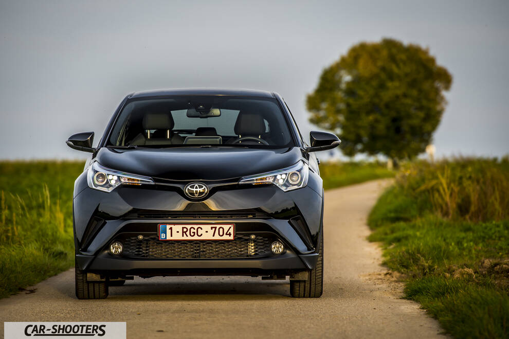 Toyota C HR – front three-quarter, dark blue on a country road
