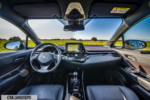 Toyota C HR – dashboard, black dashboard with center touchscreen
