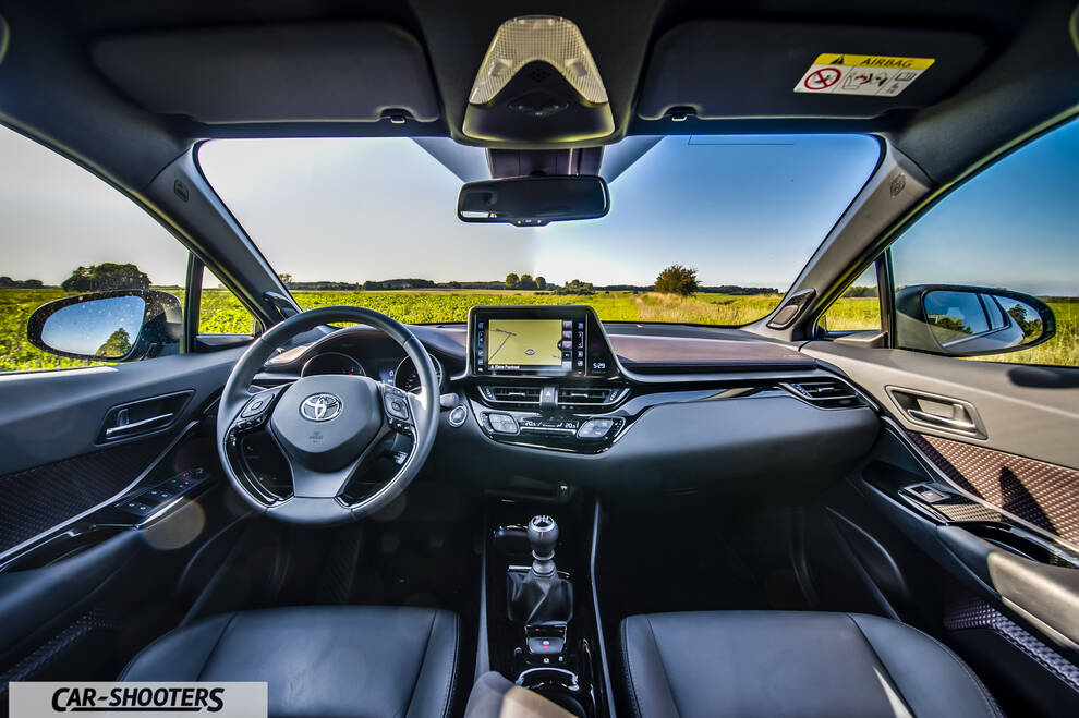 Toyota C HR – dashboard, black dashboard with center touchscreen