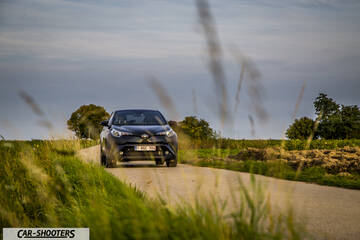 Toyota C HR – front three-quarter, dark grey on a country road
