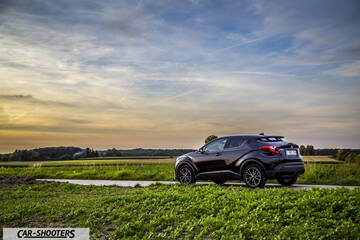 Toyota C HR – rear three-quarter, black on a country road