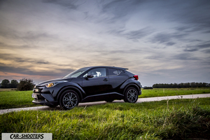 Toyota C HR – front three-quarter, black on a country road