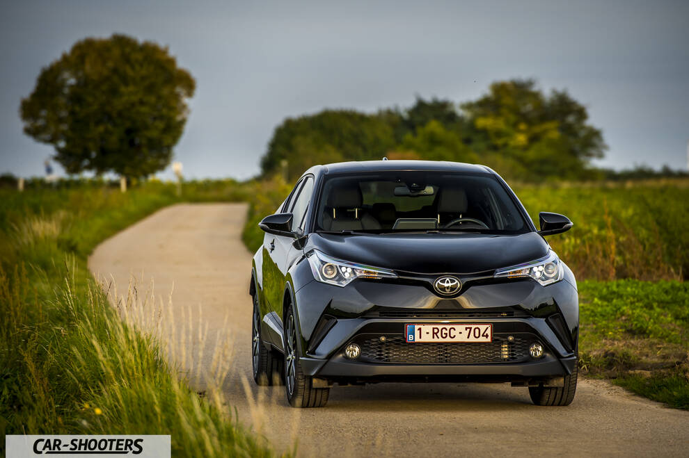 Toyota C HR – front three-quarter, dark grey on a country road