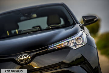 Toyota C HR – detail, headlight and badge close-up