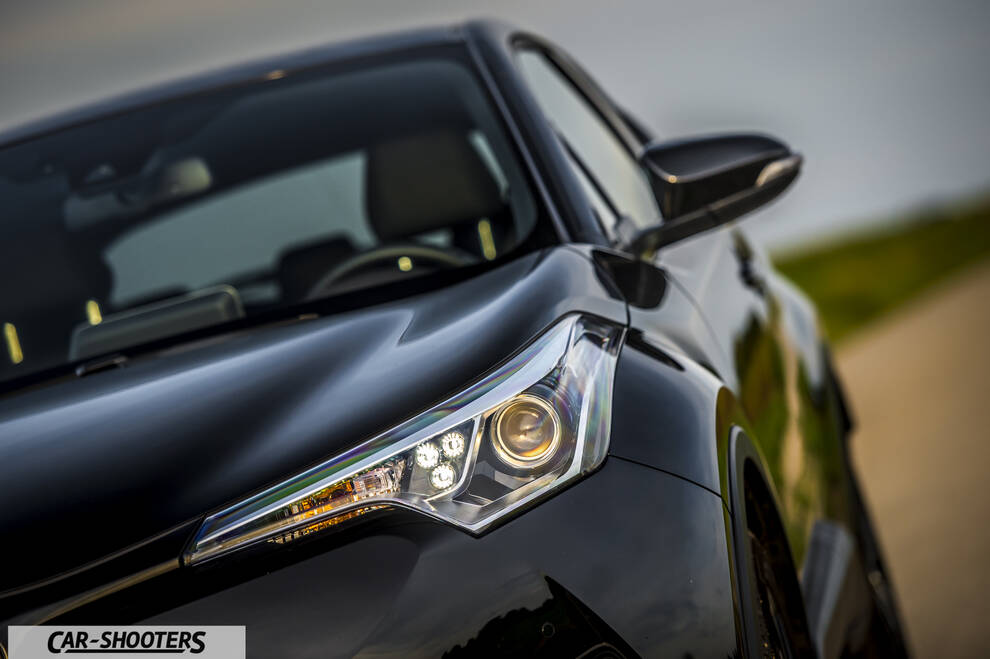 Toyota C HR – front three-quarter, black on a country road