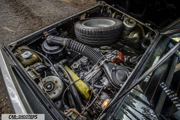 Lancia Beta Montecarlo – engine bay, with spare tire mounted inside