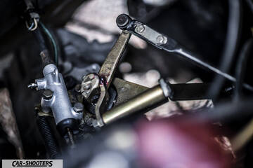 Lancia Beta Montecarlo – engine bay, mechanical linkage close up