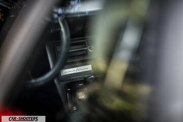 Lancia Beta Montecarlo – interior, pininfarina badge on center console