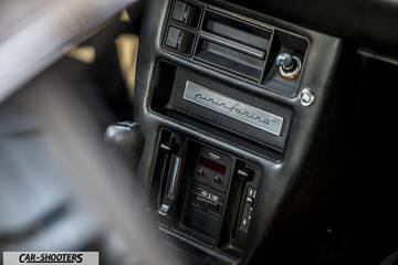 Lancia Beta Montecarlo – interior, center console with pininfarina badge