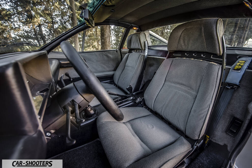 Lancia Beta Montecarlo – interior, grey cloth front seats