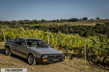 Lancia Beta Montecarlo – front three-quarter, silver against a vineyard background