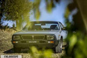 Lancia Beta Montecarlo – front three-quarter, silver parked on dry grass outdoors
