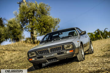 Lancia Beta Montecarlo – front three-quarter, silver on a dirt road