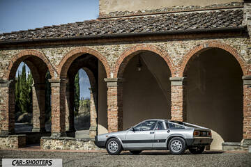 Lancia Beta Montecarlo – side profile, silver parked under a brick portico