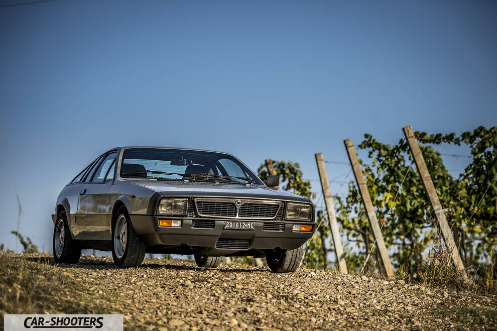 Lancia Beta Montecarlo – front three-quarter, grey metallic on a gravel road