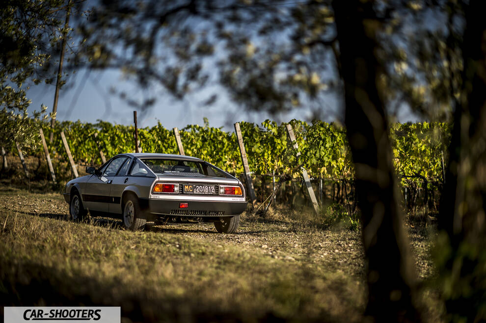 Lancia Beta Montecarlo – rear three-quarter, silver on a dirt path by vineyard
