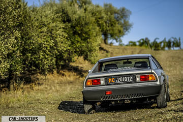 Lancia Beta Montecarlo – rear view, silver on a dirt path