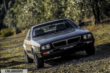 Lancia Beta Montecarlo – front three-quarter, silver on a gravel path