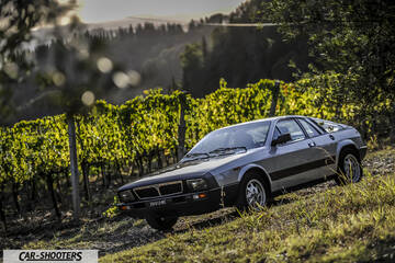 Lancia Beta Montecarlo – front three-quarter, silver against a vineyard backdrop