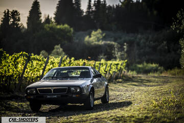 Lancia Beta Montecarlo – front three-quarter, silver on a dirt road
