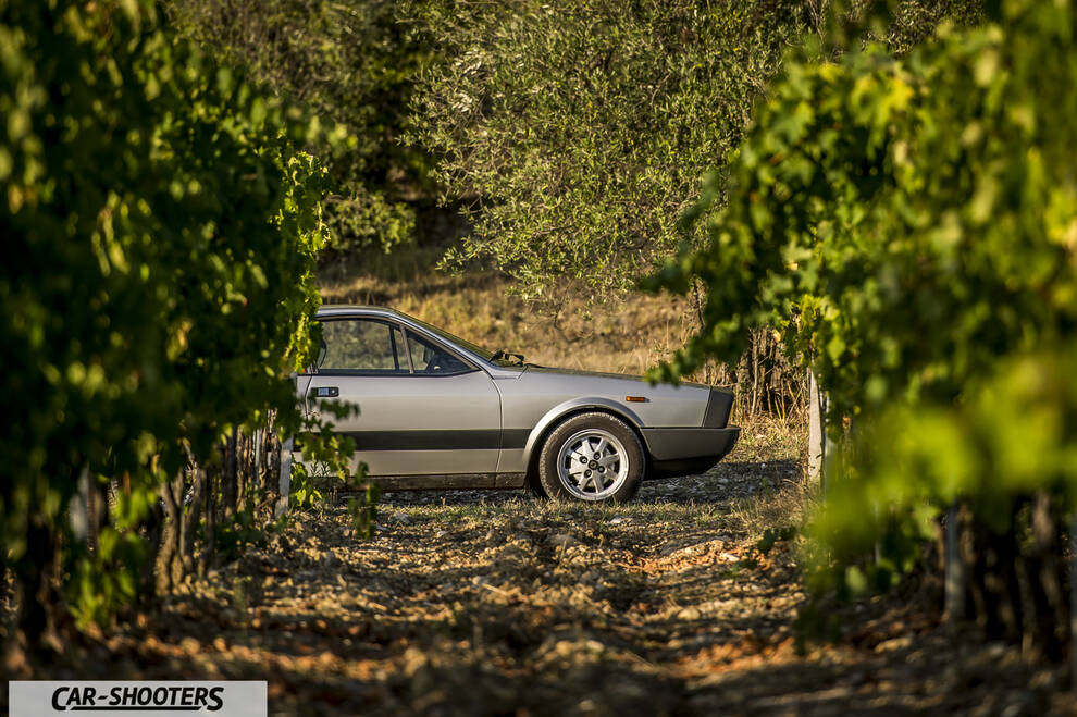 Lancia Beta Montecarlo – side profile, silver framed by rows of vines