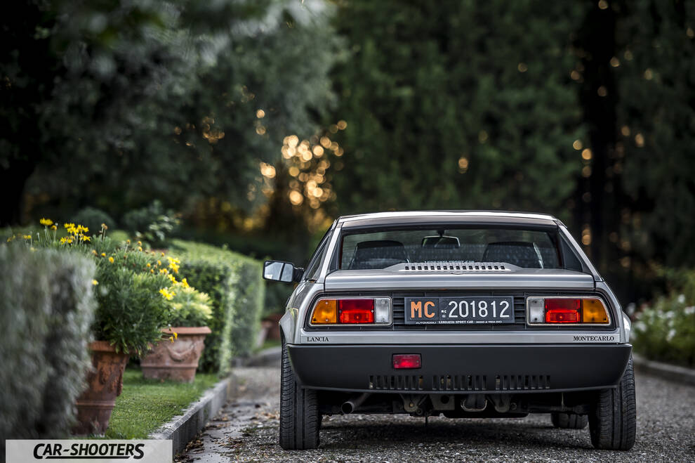 Lancia Beta Montecarlo – rear view, silver on a gravel driveway