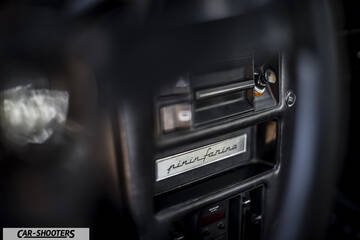 Lancia Beta Montecarlo – dashboard, pininfarina badge on center console