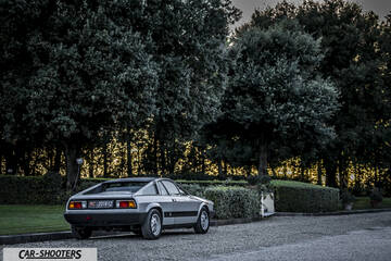 Lancia Beta Montecarlo – rear three-quarter, silver parked near trees and bushes