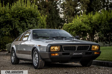 Lancia Beta Montecarlo – front three-quarter, silver parked on a gravel driveway