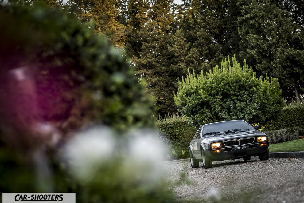 Lancia Beta Montecarlo – front three-quarter, grey metallic on a gravel driveway