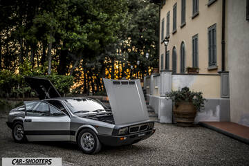 Lancia Beta Montecarlo – front three-quarter, silver parked outside a classic villa
