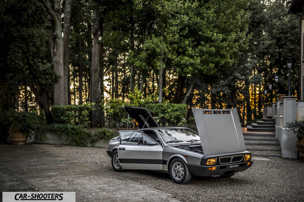 Lancia Beta Montecarlo – front three-quarter, silver on a gravel driveway