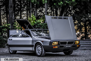 Lancia Beta Montecarlo – front three-quarter, silver against a wooded backdrop