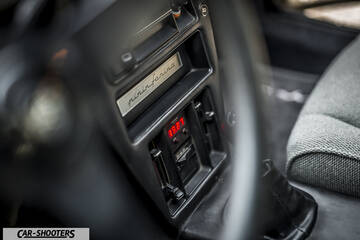 Lancia Beta Montecarlo – dashboard, pininfarina badge on center console