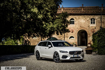 Volvo V90 T8 – front three-quarter, white against a historic building backdrop