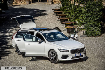 Volvo V90 T8 – front three-quarter, white on a gravel courtyard