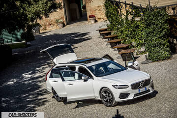 Volvo V90 T8 – front three-quarter, white in a gravel courtyard