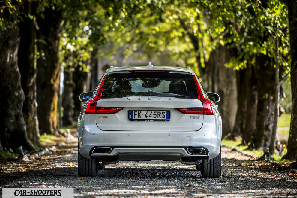 Volvo V90 T8 – rear view, white on a tree lined road