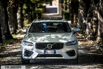 Volvo V90 T8 – front three-quarter, silver on a shaded tree-lined road